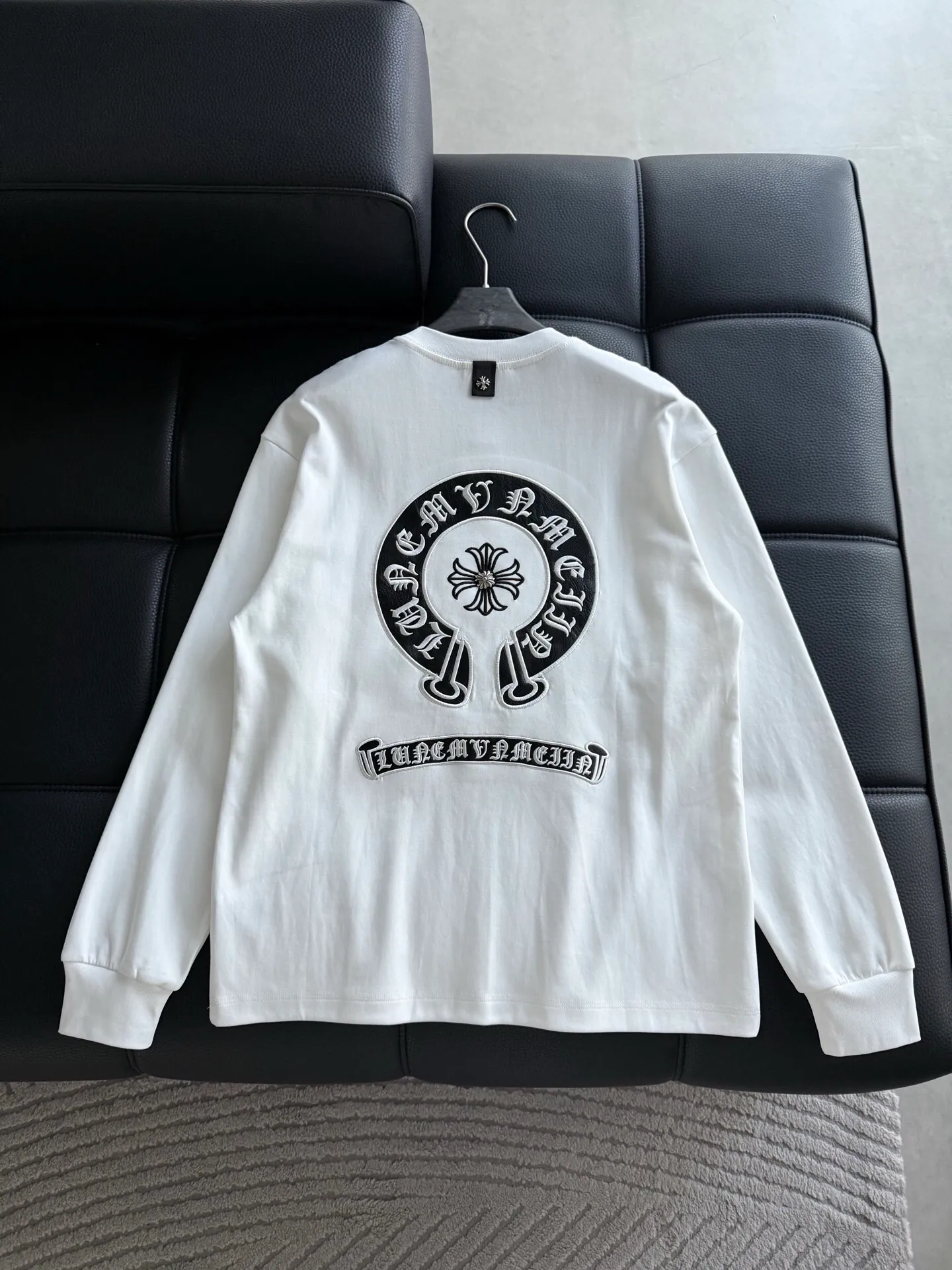 P400 ChromeHearts Chrome Heart Round Neck Long Sleeve The pursuit of quality absolutely guarantees quality! Using double-sided cotton fabric, the texture is clearly visible, the texture is soft, delicate and smooth, and the customized three-dimensional embroidery and leather patchwork technology is full of drape! The workmanship is fine and the shoulder lines are smooth. All imported chain machines are used to make the shoulder rolling strips. It has a certain thickness and is not made of cheap material but has a shiny feel that is comfortable and not tight on the upper body. It is the most avant-garde street item that can be easily matched by both men and women!  Color: black white Size: m-3xl Style number: 3576
